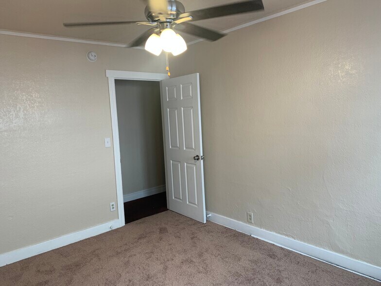 Building Photo - 342 E 84th St