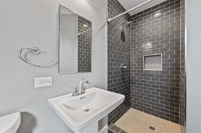 Building Photo - 1305 Glenwood Dr