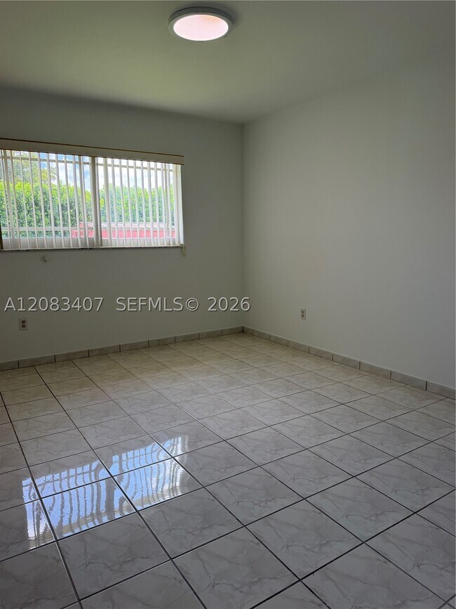 Building Photo - 1731 SW 103rd Ave
