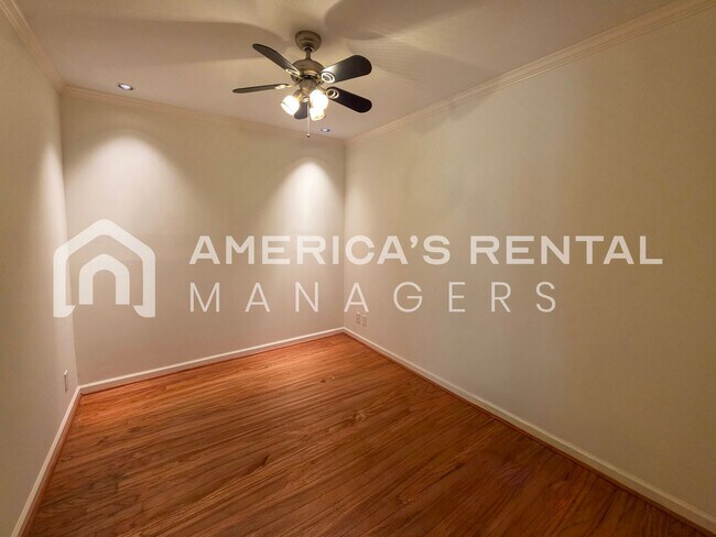 Building Photo - Newly Renovated and Ready for Move In!