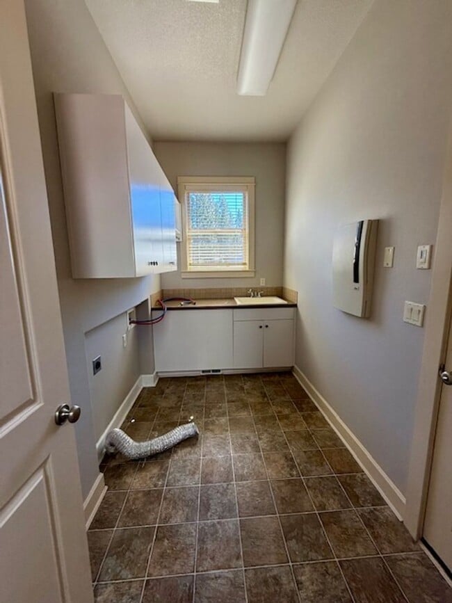 Building Photo - Stunning 4-Bedroom Aspen Rim Home in Bend!