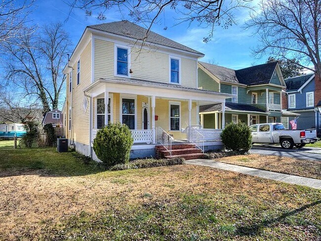 Building Photo - 3 Bedrooms, 2 Bathrooms - Home close to Downtown Rome!