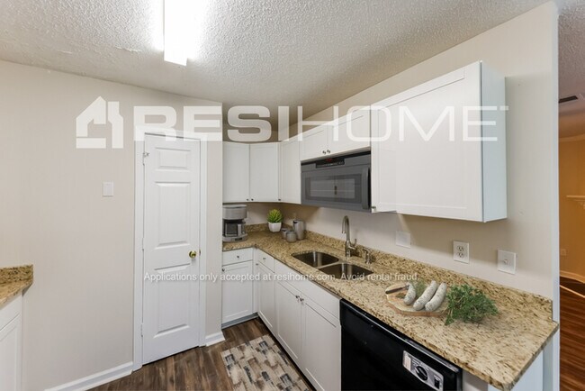 Building Photo - 1324 Royalty Dr