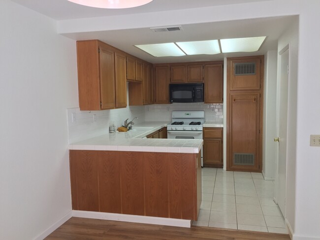 Building Photo - Cute & Private End Unit 3+2.5 Light & Brig...