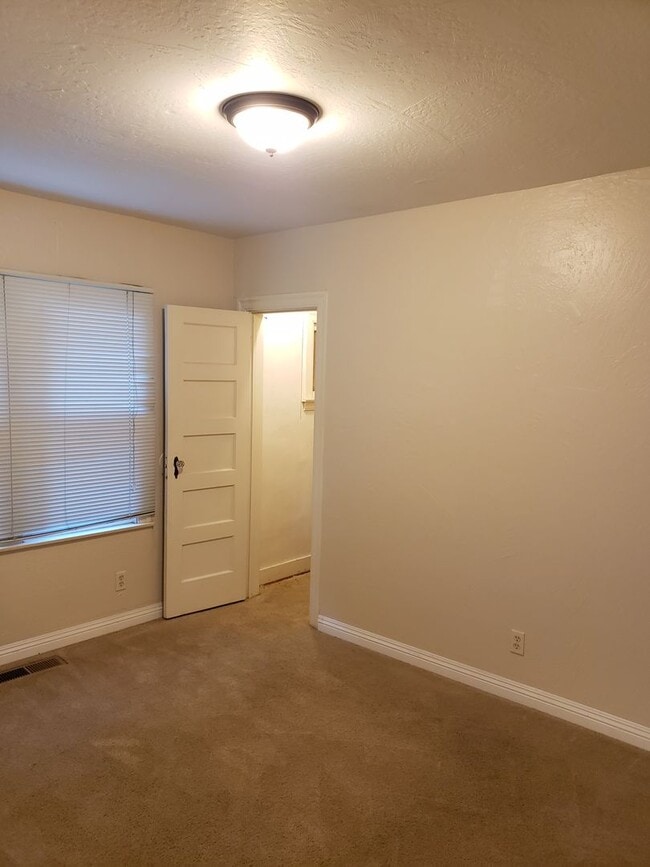 Building Photo - ROOMMATE ADDITION (1) -PLEASE CONTACT ISAB...