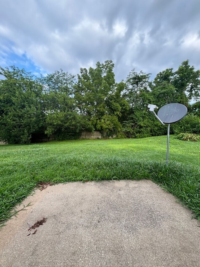 Building Photo - Recently remodeled 3 bedroom 2 full bathro...