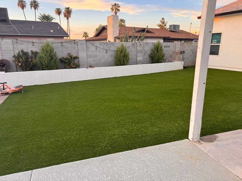 Shared back yard space - 1716 W Mandalay Ln