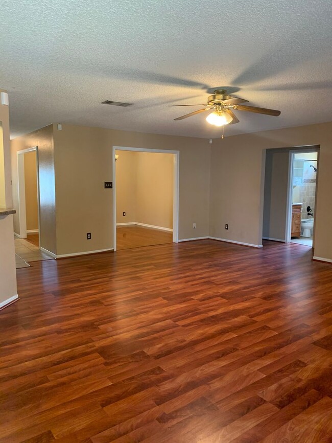 Building Photo - Spacious 3 bdrm 2 bath close to Ft. Hood &...