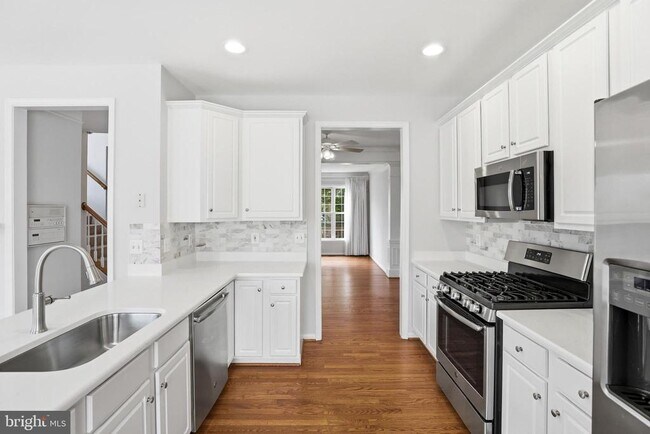 Building Photo - 6137 Manchester Park Cir