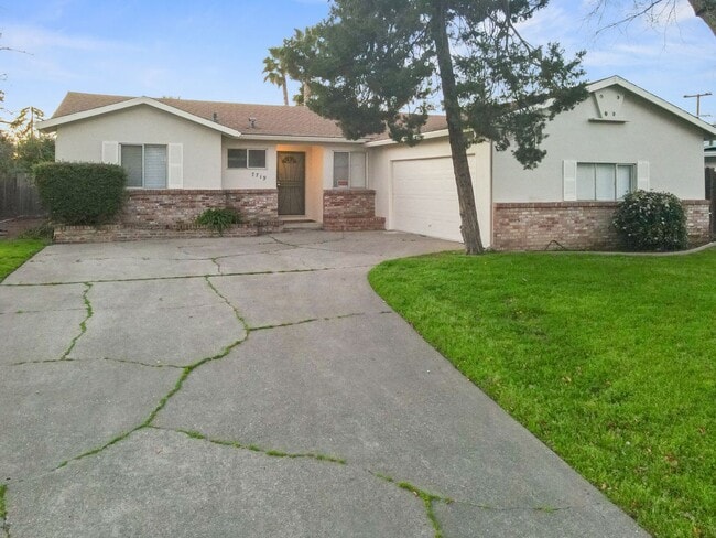 Building Photo - 3 Bedroom 2 Bathroom House For Rent!