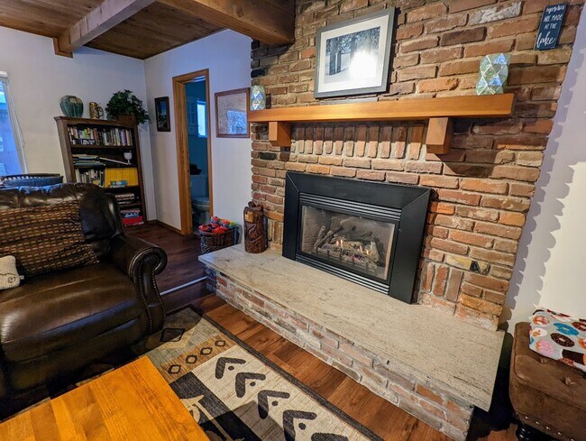 Building Photo - Pet friendly 4Bd home for a seasonal lease...