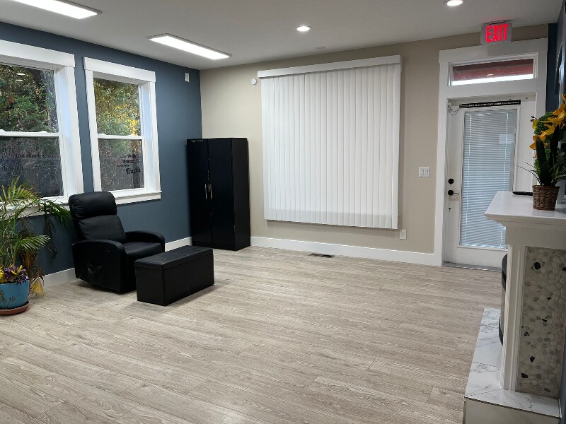 Building Photo - 613 W Clark St