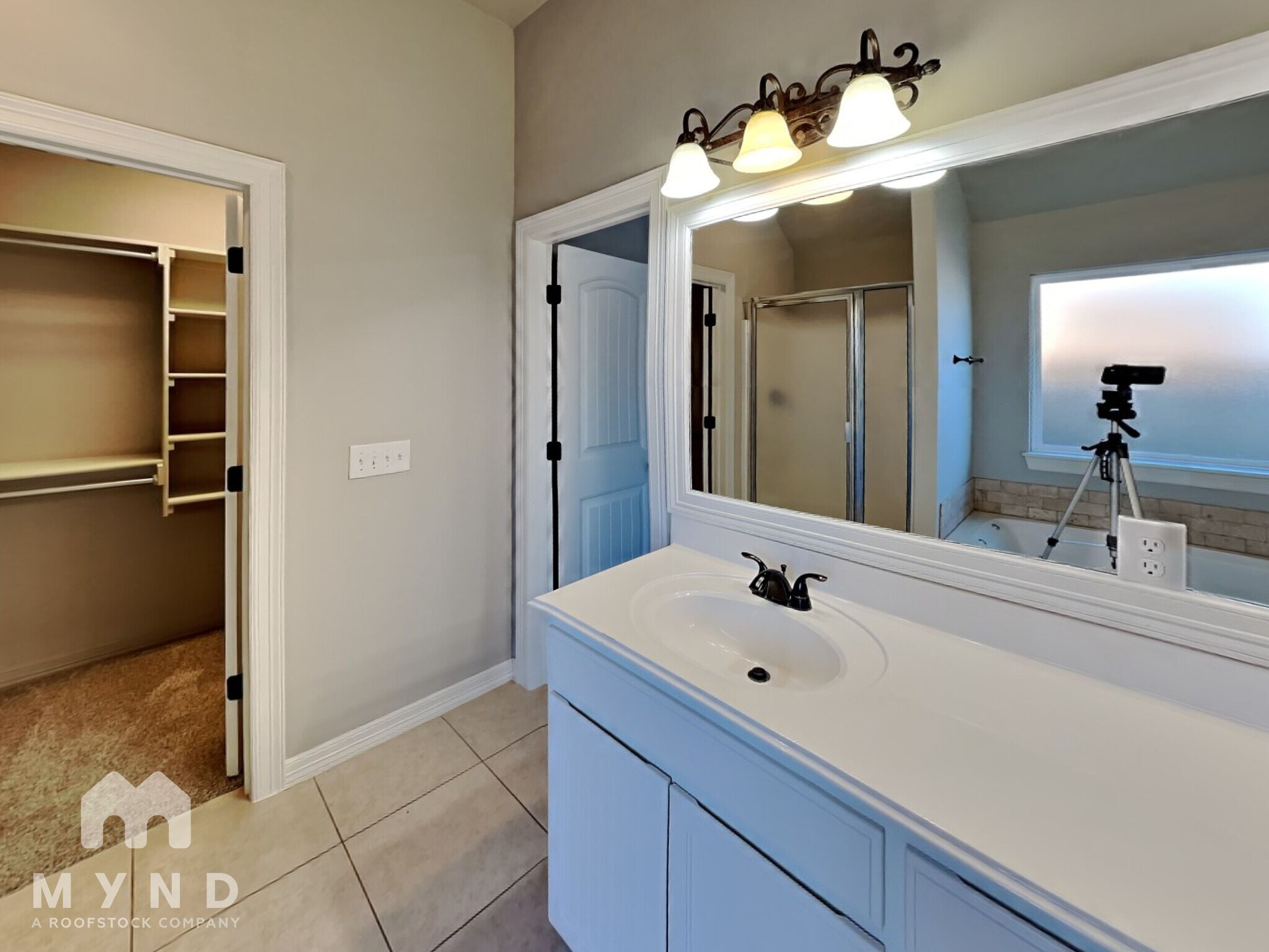 Building Photo - 3312 E Gillette St