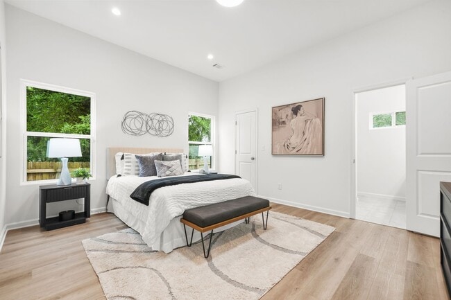 Building Photo - 1223 Oakland Dr SW