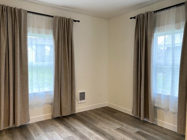 Building Photo - Remodeled Cottage