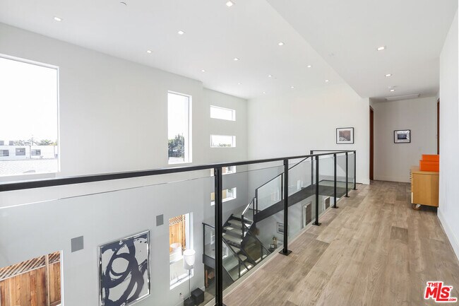 Building Photo - 912 N Crescent Heights Blvd