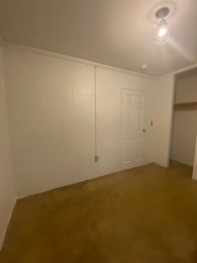 Building Photo - 170 Griffeth St