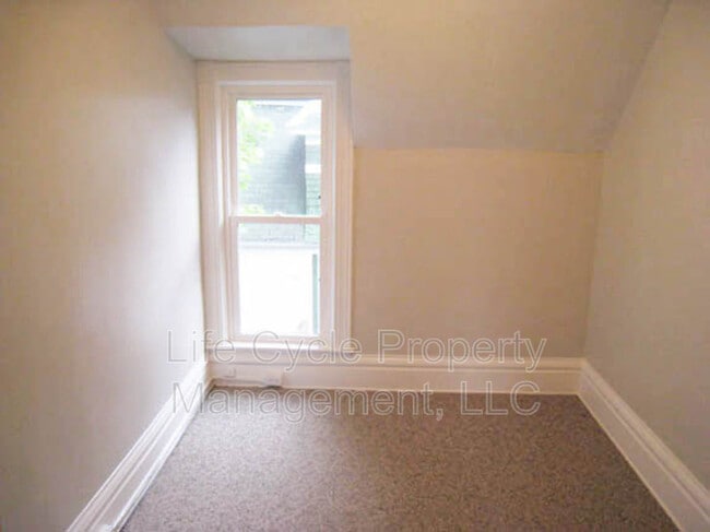 Building Photo - 815 College Ave NE