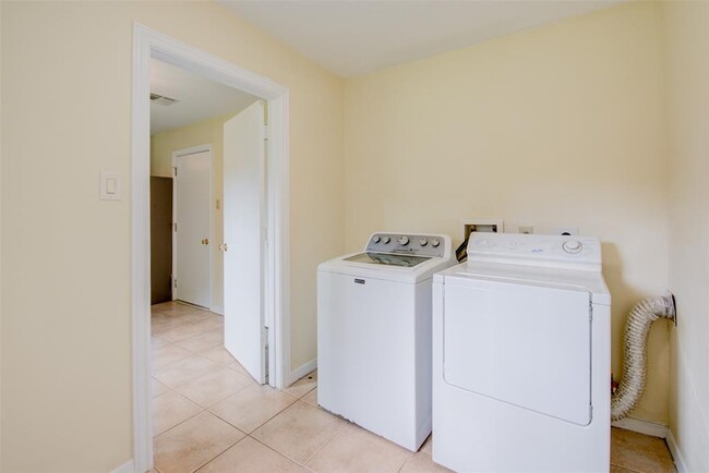 Building Photo - 8807 McAvoy Dr