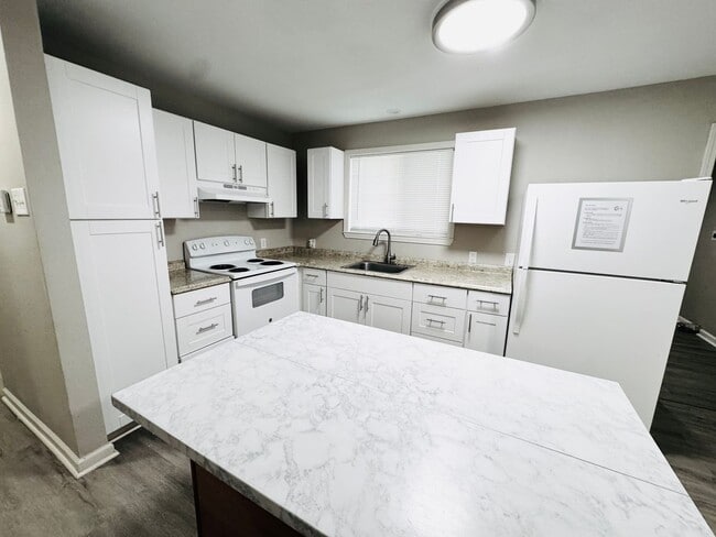 Building Photo - 7440 Bomer Dr