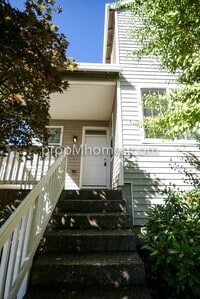 Building Photo - Beautiful Three Bedroom Townhouse - Prime Clackamas Location!