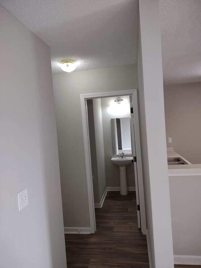 Building Photo - GREAT Four Bedroom Home Located in the Sum...