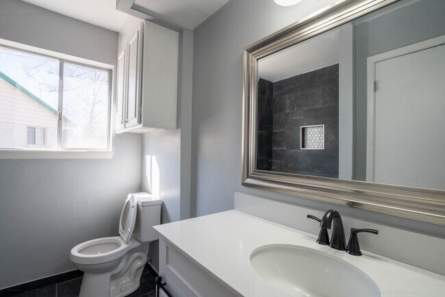 Building Photo - 4 Bedroom Home Available For Immediate Move In!!