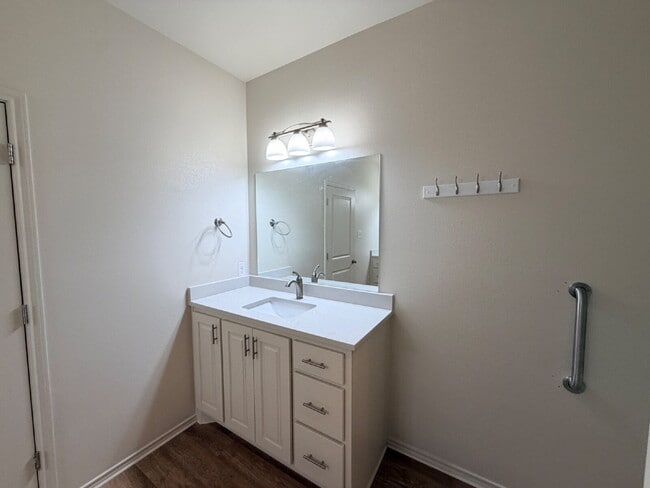 Building Photo - 2 bedroom 2 bathroom
