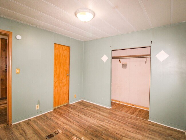 Building Photo - 1810 Vales Mill Rd