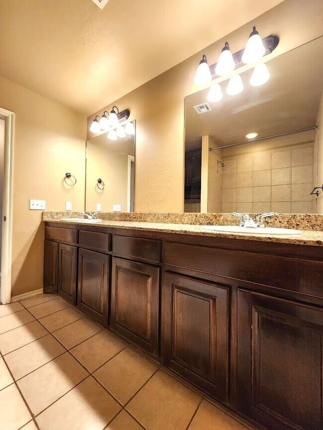 Building Photo - 4 Bed 2 Bath 2 Car Duplex in the Oxford Park Addition in Edmond