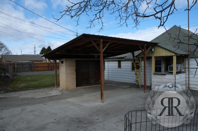 Building Photo - 2 Bedroom Home Across from the Yakima Coun...