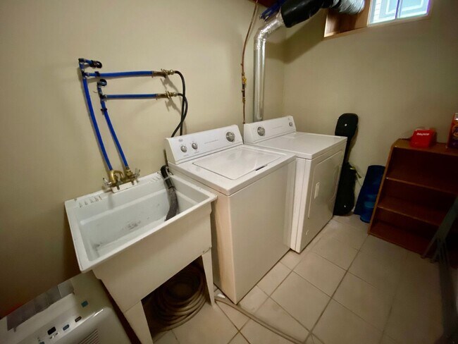 Building Photo - GREAT Remodeled 5BD/2.5BA Property near Di...