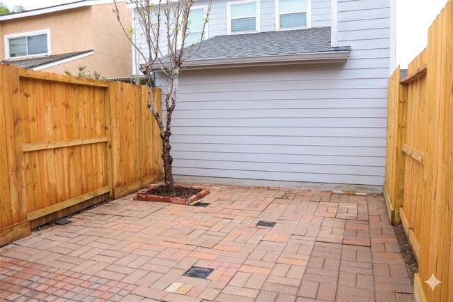 Building Photo - 10323 Bridgeland Ln