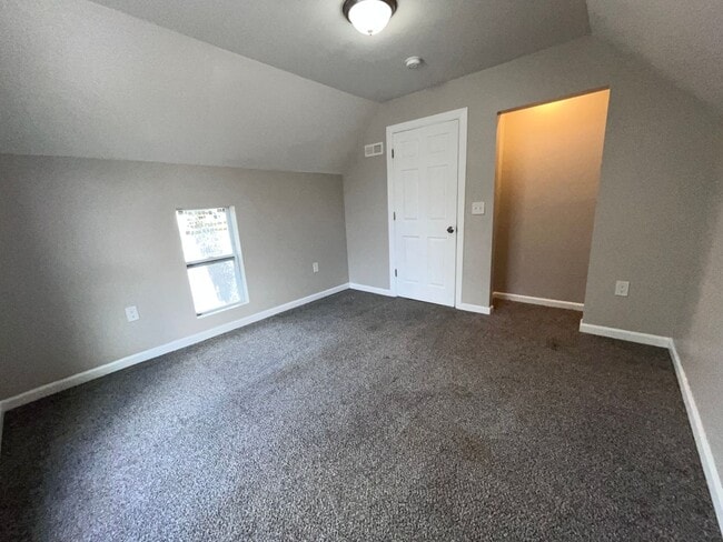 Building Photo - 2 bedroom, 1.5 bath house