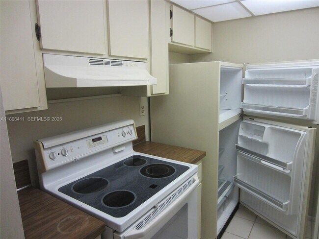 Building Photo - 10812 Royal Palm Blvd