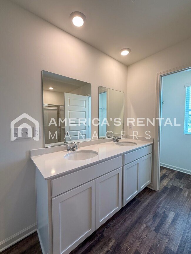 Building Photo - Gorgeous New Construction 5 Bed / 3 Bath H...