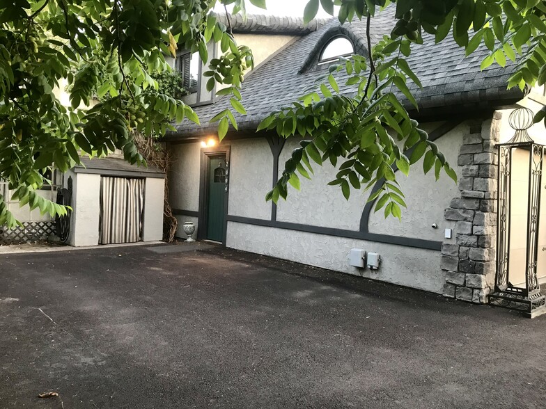 Building Photo - 2004 NE 8th St