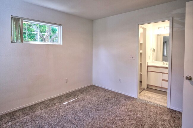 Building Photo - Beautiful 2 bedroom 2 bathroom apartment available in July 2026