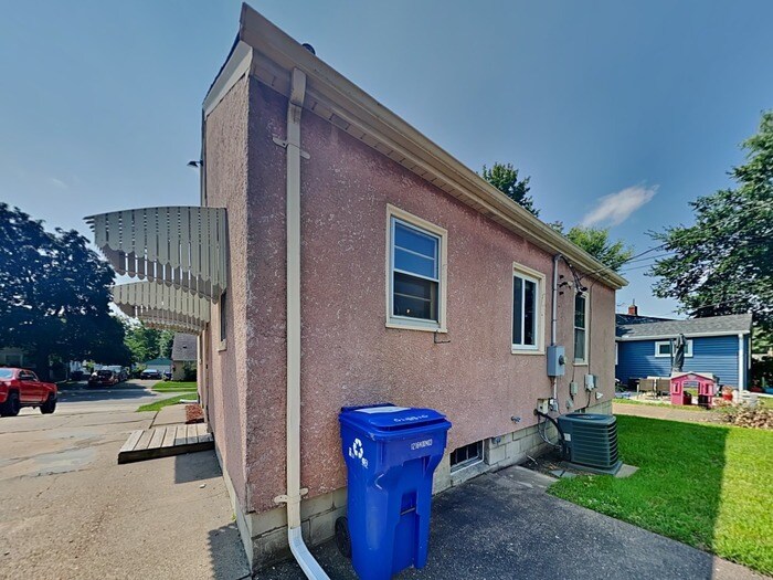 Building Photo - 1993 Reaney Ave E