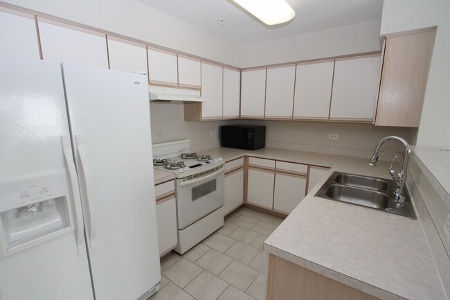 Building Photo - 2554 Dickens Dr