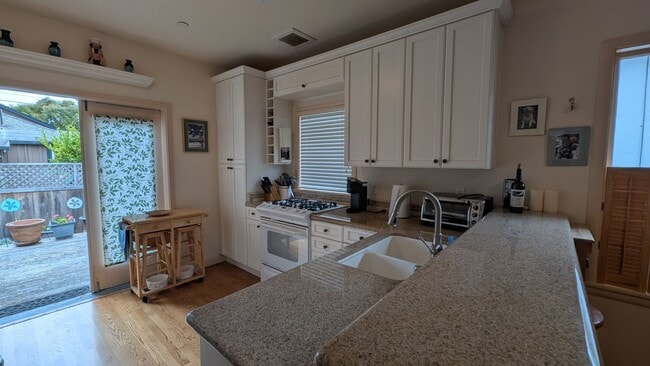 Building Photo - Quaint Historical Home near Downtown Pacif...