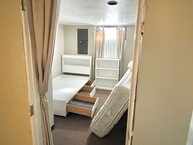 Building Photo - Woodstock area, 1 bedroom, 1 bath with finished basement