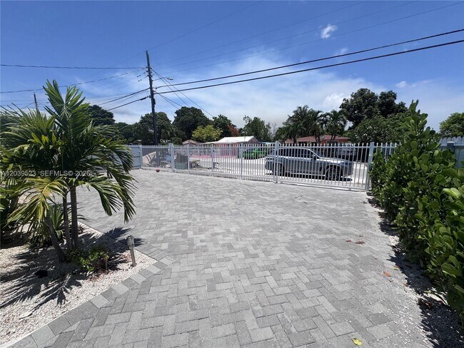 Building Photo - 850 NW 109th St