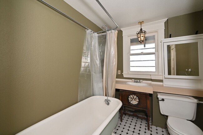 Building Photo - Charming & Spacious 4-Square 3 BR/1.75 BA ...