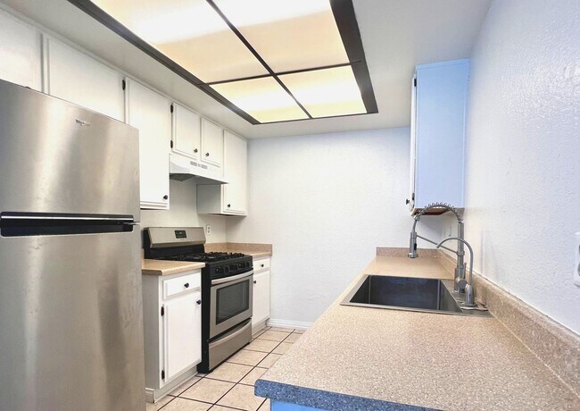 Building Photo - 1380 W 48th St