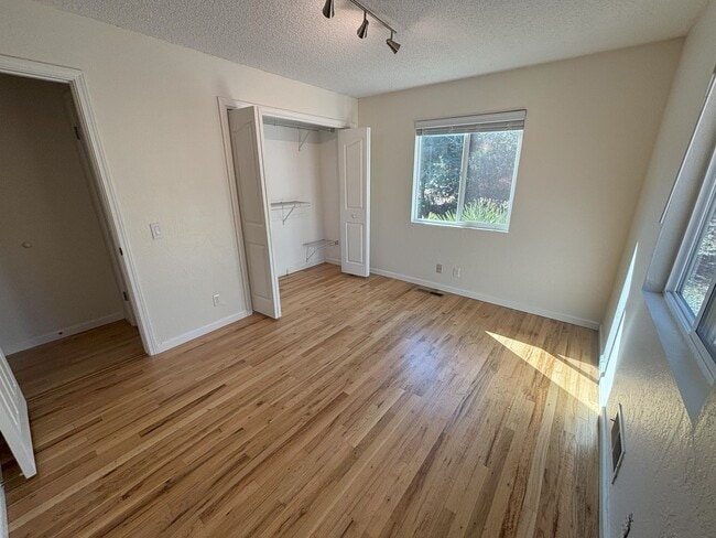 Building Photo - Stunning home in fabulous location!  They ...