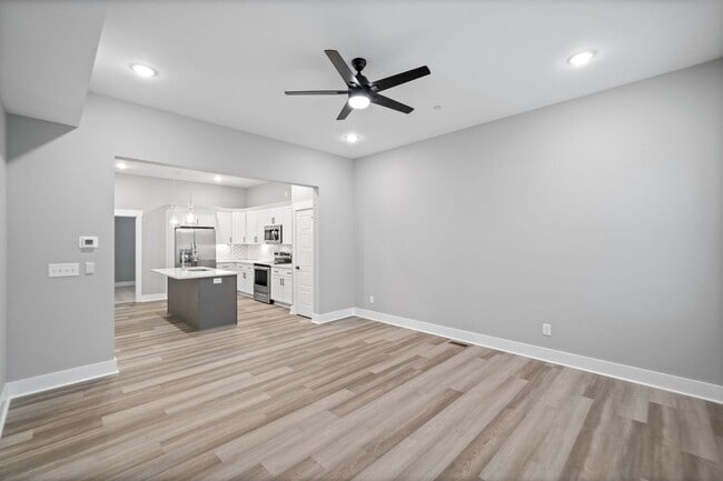 Building Photo - Gorgeous 3 Story 4 Bedroom Pet Friendly Home For Rent!