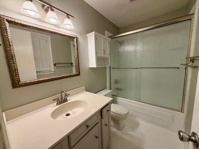 Building Photo - 2303 Gingko Dr