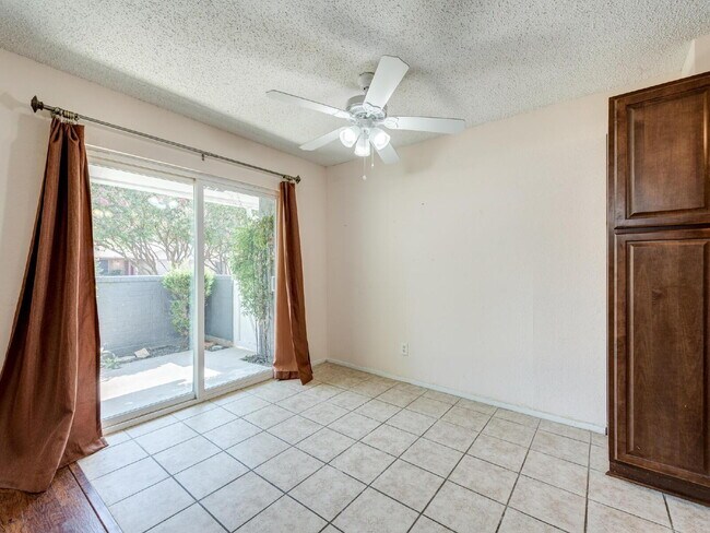 Building Photo - "Charming 3-2 Townhouse Near Shopping, Dining & Entertainment!"