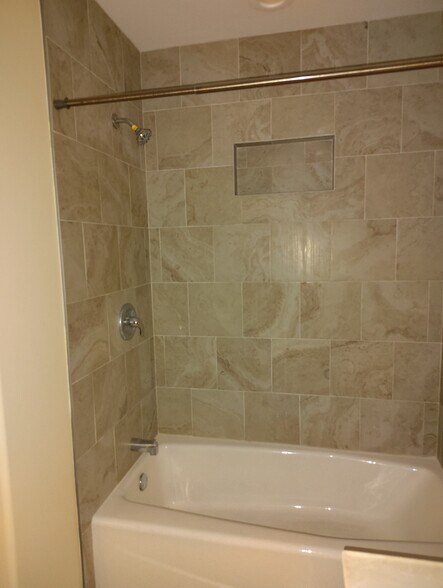 Building Photo - 966 Live Oak Cir